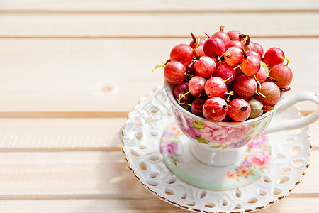 新鲜 甜美的红醋栗在木制背景的陶瓷杯中 杯子里多汁的新鲜浆果 健康的夏季食品 它们对视力 免疫力 认知能力都有好处食物植物团体桌图片