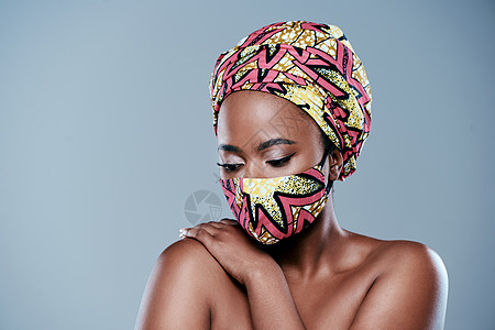 非洲面具即使在被关禁闭期间 也永远不要忽视你的皮肤 在演播室拍摄了一位美丽的年轻女子在灰色背景下戴面罩的画面背景