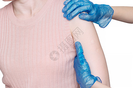 医生或护士检查成年妇女肩上在童年制造的肺结核疫苗卡介苗上的伤痕疾病药品免疫结核接种卫生疫苗考试保健皮肤图片