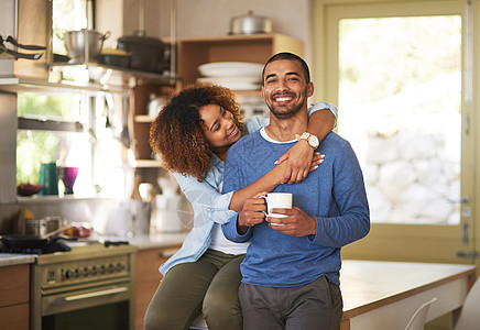 早上在家里的厨房里 黑人夫妇放松 喝咖啡 看起来很开心 一对年轻 开朗 充满爱心的夫妻在周末享受浪漫时光的肖像图片
