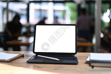 带空屏幕的计算机平板电脑 钢笔和木桌上的书图片