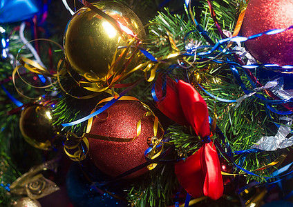新年红新年的舞会 圣诞树上装饰着闪光和丝带图片