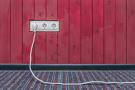 将电源和能源插电缆与红木墙表面的出口连接起来绳索塑料电压金属连接器危险黑色活力插座别针图片