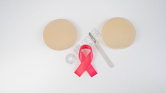 乳房硅酮植入器 粉色胶带和白色背景的一次性手术刀硅酮诊所医生药品尺寸考试假肢女性手术磁带图片