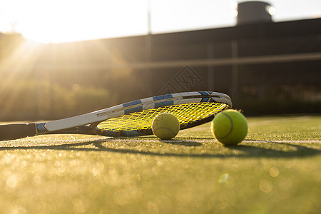 网球和在绿草背景上敲打活动训练健康操场娱乐运动场网球场竞赛横幅运动图片