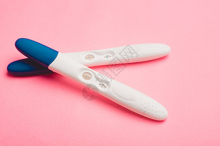 粉红色背景上的妊娠试验 阳性试验 怀孕复制空间药物母性家庭症状生育母亲女性条纹测试桌子图片