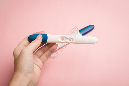 粉红色背景下的妊娠试验在手 阳性试验 怀孕复制空间女性症状女孩婴儿能力摄影孩子家庭药物生活图片