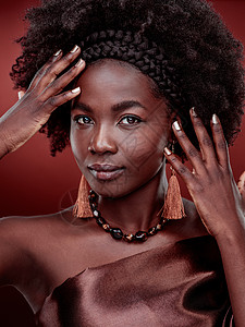 非洲女人美人有新面孔 一个美丽的年轻女人的画像被剪裁成红色背景背景