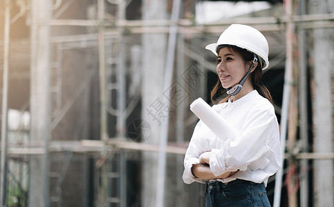 女建筑工程师 建筑师在建筑工地使用平板电脑 看的少妇 建筑工地在背景的地方 建设理念药片黑发学生技术承包商经理职业女性帽子安全帽图片