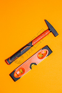 修理工具 钉子锤和橙色背景的指甲水平 向者工具包统治者磁带木材工作生活锤子甲板木板作坊木工图片
