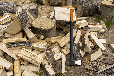 房屋院子里的专业斧头和砍柴的木柴工具资源刀具后院场景燃料刀刃木头木屑工作图片