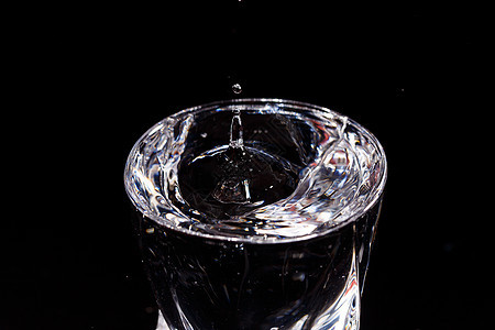 黑色背景是一滴水掉落的玻璃杯 在玻璃上喷洒水液体运动杯子食物窗户流动艺术酒精活力厨房图片