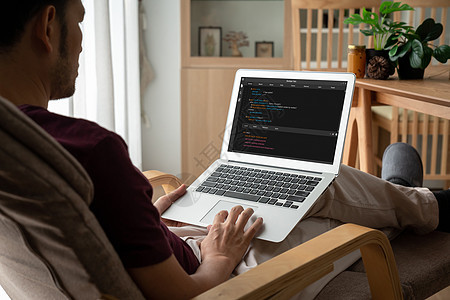 在计算机屏幕上制作软件开发程序 用于现代应用的计算机屏幕房子人士人员网站编码员互联网男人程序员开发商房间图片