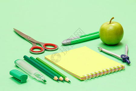 学校用品 轻笔 彩色铅笔 笔记本 苹果和剪刀罗盘知识绿色蜡笔订书机男生学者老师瞳孔学习图片