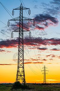 日落时带电缆的电线杆详情活力电压发电厂天空工程变压器变电站植物工人高压图片