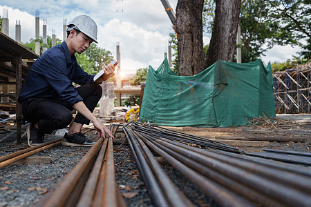 工程师们正在检查户外建筑工地畸形栅栏的质量 以了解其质量图片