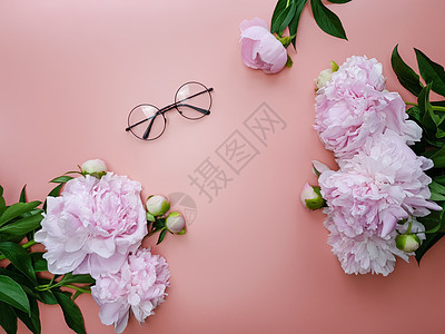 在粉红背景上 有一副眼镜和粉红色的面纱图片