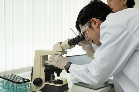 科学家在显微镜下观察试验样品分析 雄心勃勃的青年生物技术专家 与先进设备合作 (b) 高级技术图片