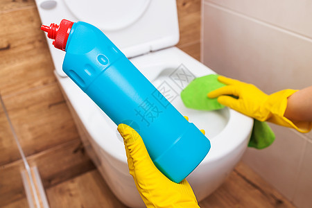 使用消消毒马桶清洁溶液的蓝色瓶装模型 将手贴紧洗涤剂浴室瓶子公寓管道设施制品设计安全生态图片