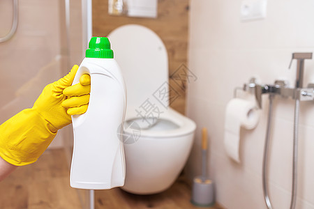 用于洗净厕所的白色瓶子模型 近身时 手拿着一瓶液体图片