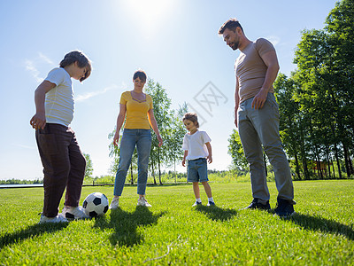 快乐家庭踢足球图片