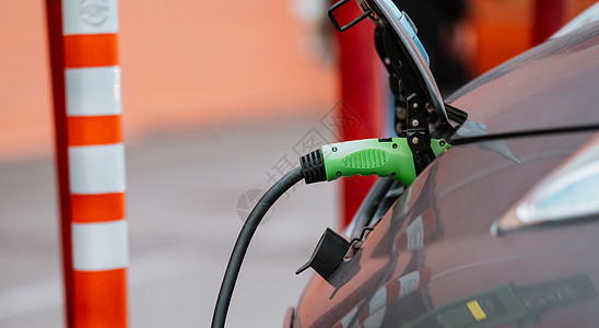 电力供应连接到电动车 充电至电池绿色电缆收费杂交种车站充电器运输充值汽车驾驶图片