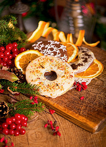 圣诞装饰和饼干 在旧木制背景上礼物季节芳香蛋糕香料食物假期巧克力星星庆典图片