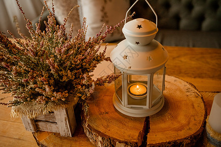 在木箱的桃红色石南花 与蜡烛的秋天装饰 燃烧着蜡烛的白色灯笼 色调图像 营造舒适氛围的家居装饰 浪漫的夜晚图片