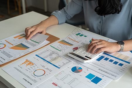 会计女商务人士计算收入支出和分析财务数据和税收制度概念战略文档营销会议工作市场平衡电脑项目报告图片