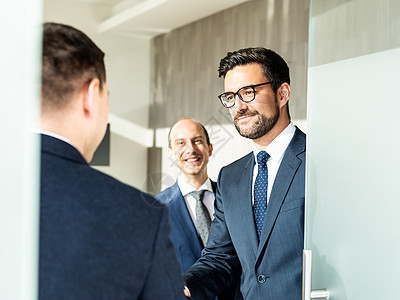 一群自信的商务人士在现代办公室的商务会议上握手致意 或通过握手达成交易协议面试经理伙伴男人合伙成人商业金融合作律师图片