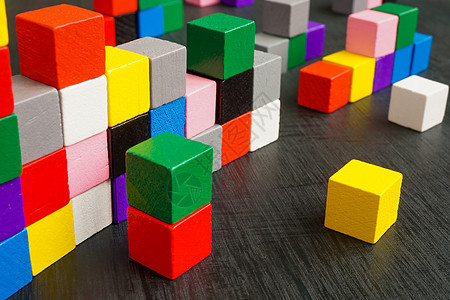 表面的多色立方体是复杂性 多样性和集成性的象征物图片