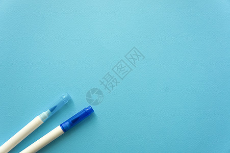 创意的创意概念是空的 蓝色和蓝色的两支毡尖笔位于蓝色牛皮纸背景的边缘 回到学校 医学笔记 在 aquamirin 色调 食谱症状图片