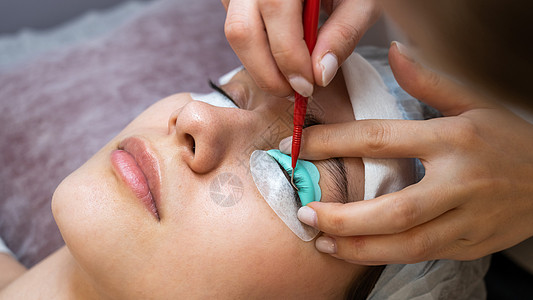 年轻妇女正在接受眼电图和涂层过程的检查病人程序女性职业女士专家美容师美容皮肤治疗图片