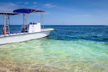 牙买加内格里尔七里海滩 带机动艇的伊德利克卡里伯海滨图片