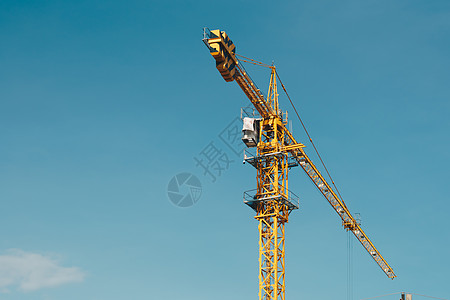 塔式起重机格子吊杆吊钩晴朗的蓝天太阳背景 建造场所工作大厦设施建筑电缆货物工地建房服务技术配重进步投资图片