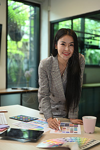 美丽的亚洲女人站在她的创造性办公室 微笑着对镜头的笑容图片