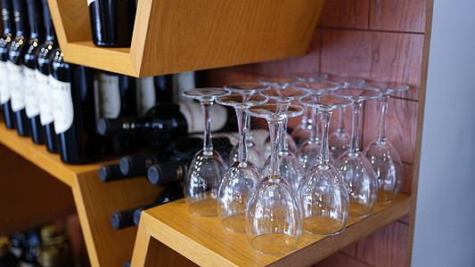 柜柜架上装瓶红酒杯图片