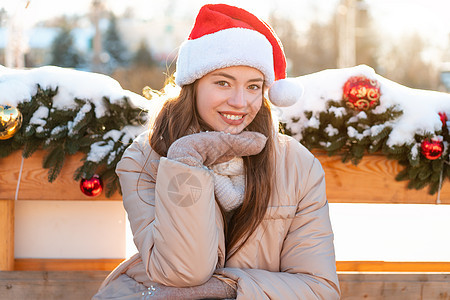 冬季肖像年轻成人美丽的女人在圣诞老人的帽子 圣诞节的心情 下雪 冬季美容时尚理念衣服眼睛假期乐趣女士夹克微笑快乐幸福季节图片