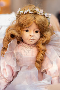 跳蚤市场一个古董娃娃的肖像乡愁女孩收藏品挡板眼睛女士童年婚礼工艺收藏图片
