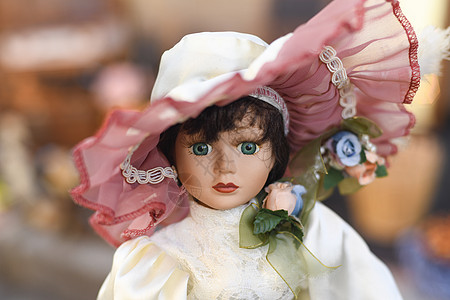 跳蚤市场一个古董娃娃的肖像木偶头发眼睛童年孩子帽子乡愁女性婴儿收藏图片