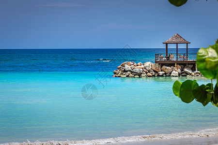 热带天堂 牙买加蒙特哥湾 有码头和瞪羚的加勒比海滨凉亭庇护所气候天空遮阳棚晴天风景海岸线海滩旅行图片