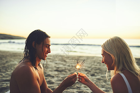 他们和我们的未来一样明亮 快乐的年轻夫妇 在日落时在海滩约会的时候 玩得开心 点燃火花图片