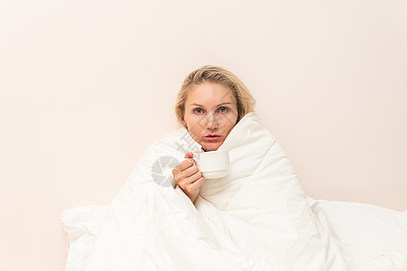 冷咖啡美容室床毯 温泉浴袍复制体 现代礼仪用毛巾和健康的生活方式来表达白色的仪式 穿内衣治疗图片