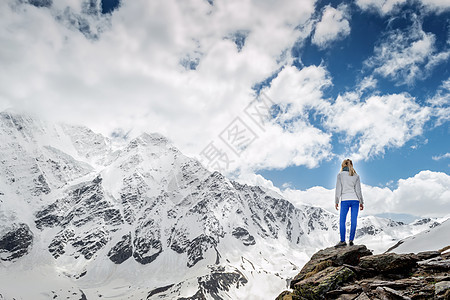 山景 山上的金发女孩图片