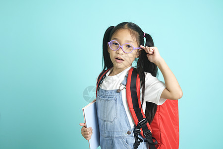 戴着眼镜微笑的小女孩 向上指着手指小学生童年电脑班级女孩办学女儿技术学生孩子图片