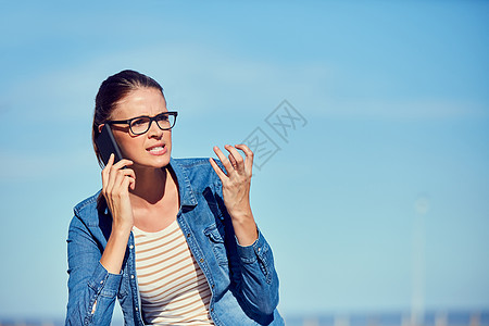 别再给我打电话了 一个有魅力的年轻女人 在户外用手机看她很生气图片