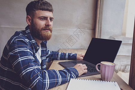 青年人在咖啡店休息期间通过网上书聊天 并在工作间休息工具工作课程监视器技术男人网络学生电脑上网图片