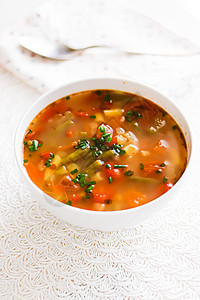 碗中的热蔬菜汤 舒适食品和自煮饭胡椒饮食食谱食物季节服务厨房用餐盘子勺子图片