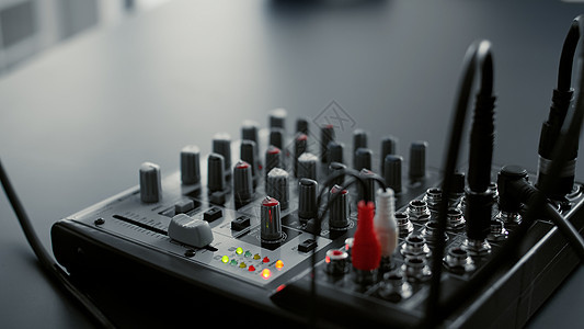 DJ 混音器控制台 在主工作室桌上站立时空和平衡器图片