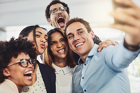 团队合作 嬉戏和自拍 而一群开朗的商务人士一起为社交媒体帖子做鬼脸 一个快乐而有趣的团队站在创意办公室里的面孔图片